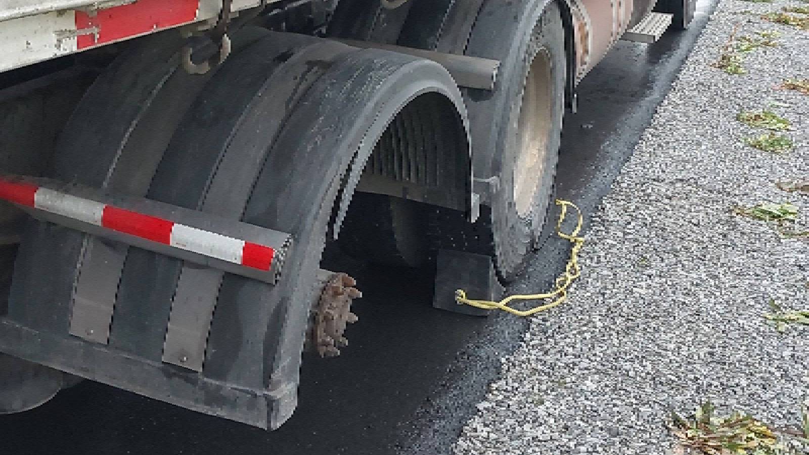 Image of truck without a wheel