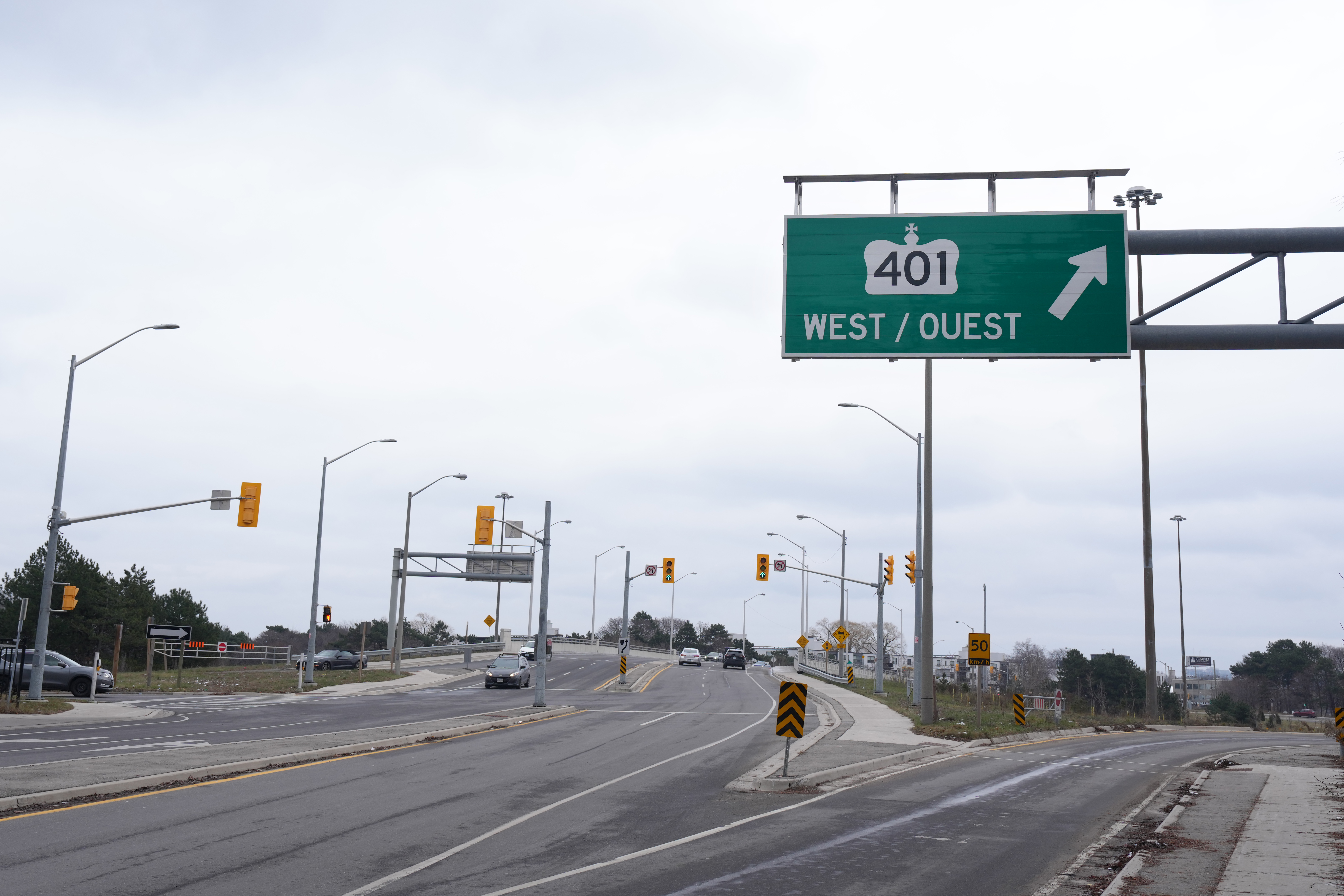 A sign denotes an exit ramp onto the 401 Highway in Toronto.